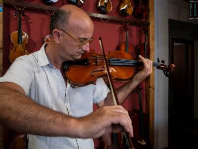 E prima di salutarci il maestro ha in serbo una gradita sorpresa. Prende in mano un suo violino e, facendo scorrere l�arco sulle corde, comincia a farlo �cantare�, diffondendo la sua voce soave in tutta la stanza. E noi, estasiati, non possiamo far altro che ascoltare in silenzio